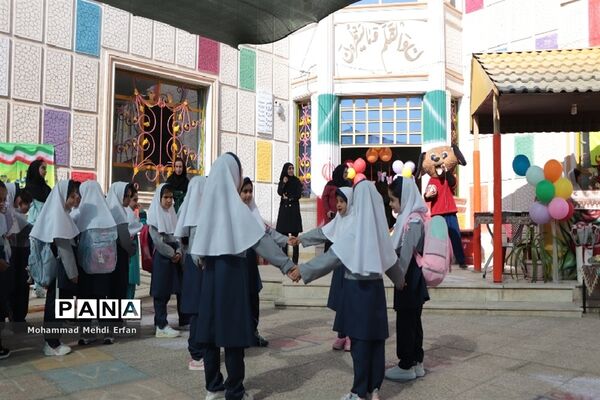 نواختن زنگ شکوفه‌ها در مدارس شهرستان آباده
