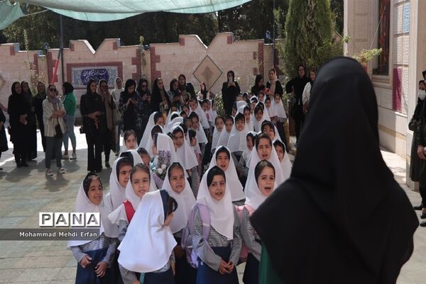 نواختن زنگ شکوفه‌ها در مدارس شهرستان آباده
