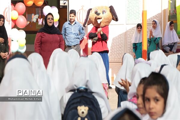 نواختن زنگ شکوفه‌ها در مدارس شهرستان آباده
