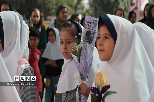 نواختن زنگ شکوفه‌ها در مدارس شهرستان آباده