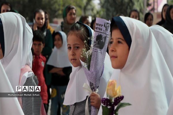 نواختن زنگ شکوفه‌ها در مدارس شهرستان آباده