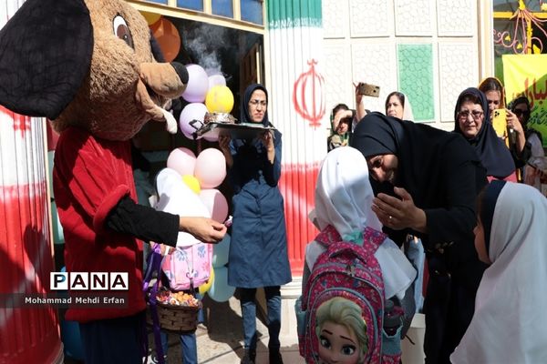 نواختن زنگ شکوفه‌ها در مدارس شهرستان آباده