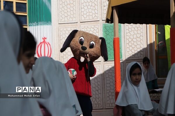 نواختن زنگ شکوفه‌ها در مدارس شهرستان آباده