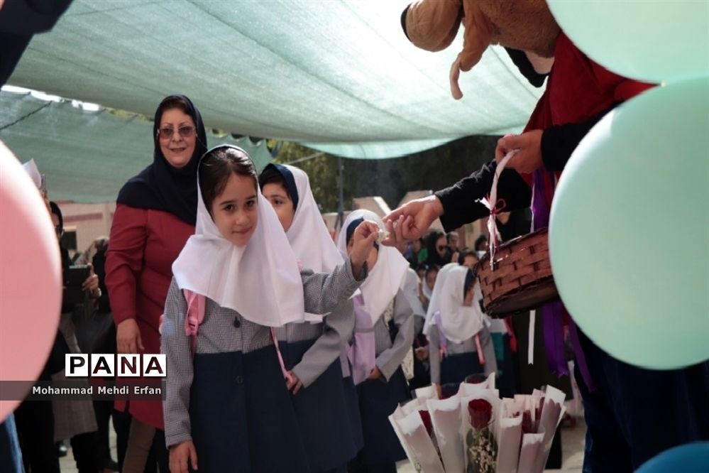 نواختن زنگ شکوفه‌ها در مدارس شهرستان آباده