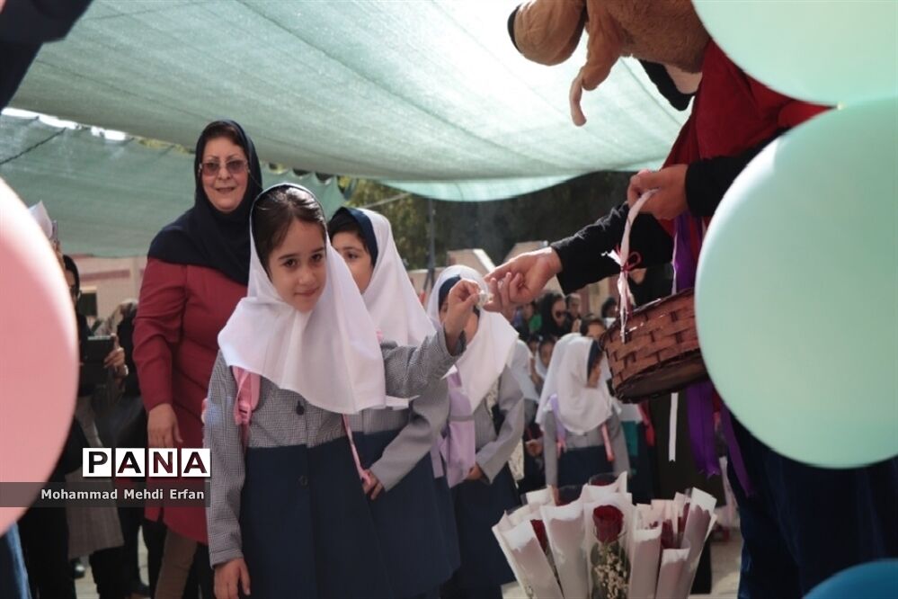 نواختن زنگ شکوفه‌ها در مدارس شهرستان آباده