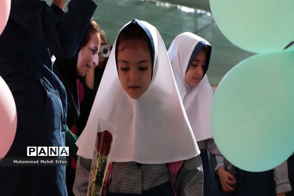 نواختن زنگ شکوفه‌ها در مدارس شهرستان آباده