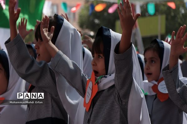 برپایی جشن شکوفه‌ها در دبستان 22 بهمن آباده