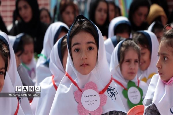 برپایی جشن شکوفه‌ها در دبستان 22 بهمن آباده