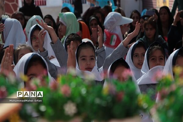 برپایی جشن شکوفه‌ها در دبستان 22 بهمن آباده