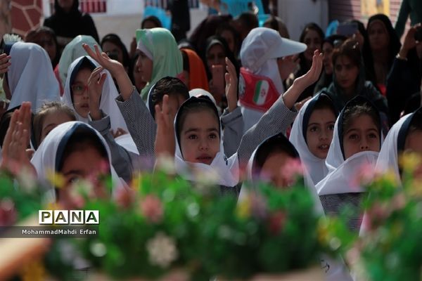 برپایی جشن شکوفه‌ها در دبستان 22 بهمن آباده