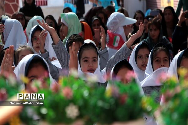 برپایی جشن شکوفه‌ها در دبستان 22 بهمن آباده