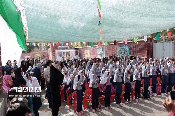برپایی جشن شکوفه‌ها در دبستان 22 بهمن آباده
