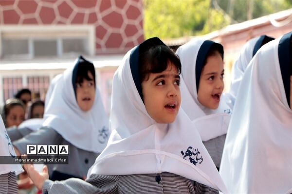 برپایی جشن شکوفه‌ها در دبستان 22 بهمن آباده