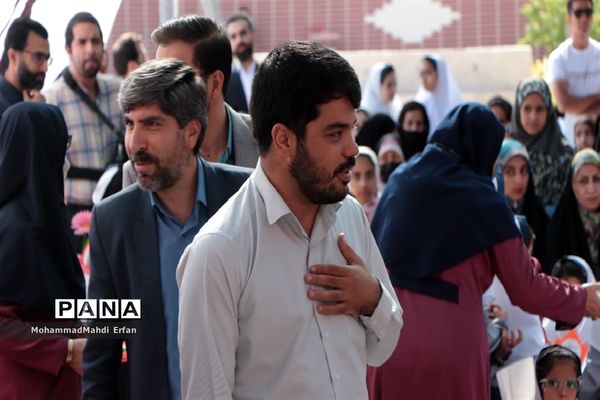 برپایی جشن شکوفه‌ها در دبستان 22 بهمن آباده