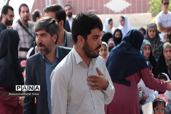 برپایی جشن شکوفه‌ها در دبستان 22 بهمن آباده