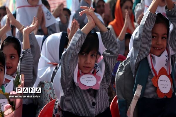 برپایی جشن شکوفه‌ها در دبستان 22 بهمن آباده