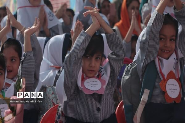 برپایی جشن شکوفه‌ها در دبستان 22 بهمن آباده