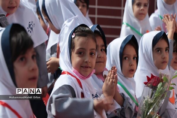 برپایی جشن شکوفه‌ها در دبستان 22 بهمن آباده