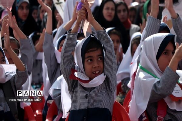 برپایی جشن شکوفه‌ها در دبستان 22 بهمن آباده