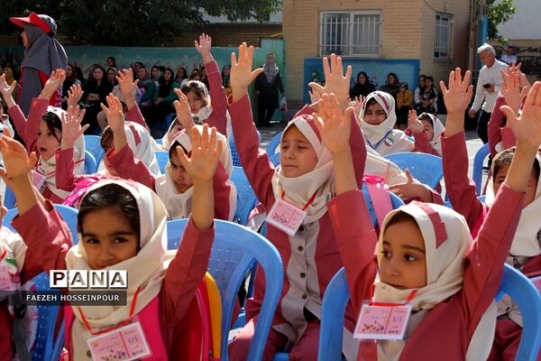 آیین جشن شکوفه‌ها در مدارس بهارستان‌2