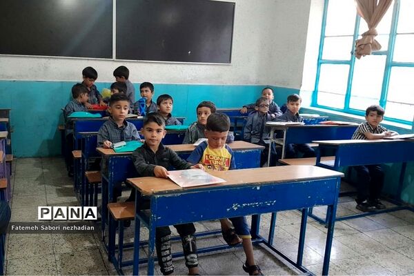جشن شکوفه‌ها در دبستان شهید بهروز قشقایی ناحیه ۳ شیراز