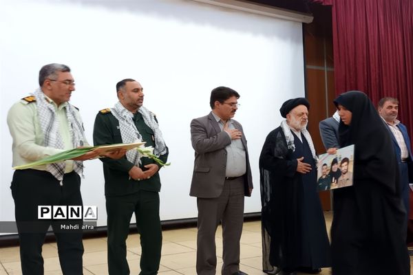مراسم تجلیل از رزمندگان و خانواده شهدای دفاع مقدس شهرستان بهبهان
