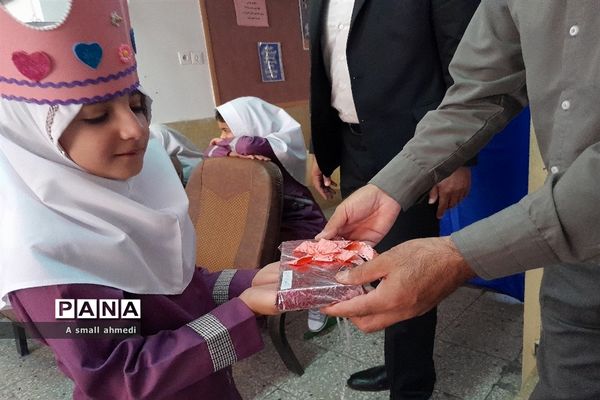 جشن شکوفه‌ها در دبستان بوستان شهرستان بن