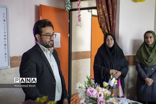 نواختن زنگ شکوفه‌ها در شهرستان محلات