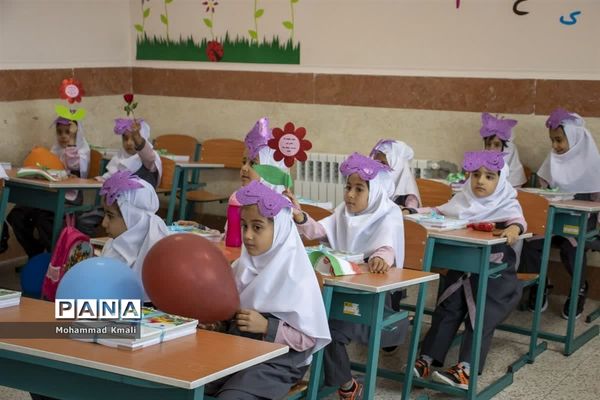 نواختن زنگ شکوفه‌ها در شهرستان محلات