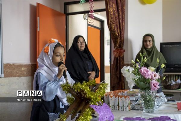 نواختن زنگ شکوفه‌ها در شهرستان محلات