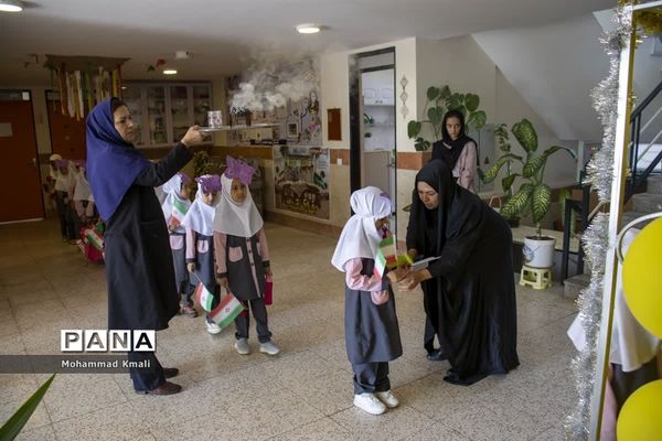 نواختن زنگ شکوفه‌ها در شهرستان محلات