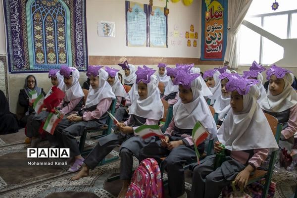 نواختن زنگ شکوفه‌ها در شهرستان محلات