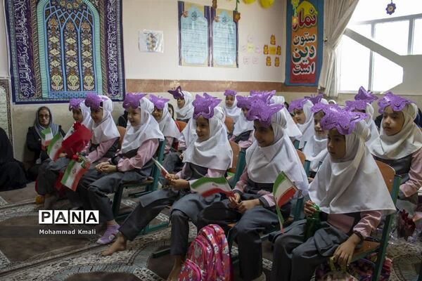 نواختن زنگ شکوفه‌ها در شهرستان محلات