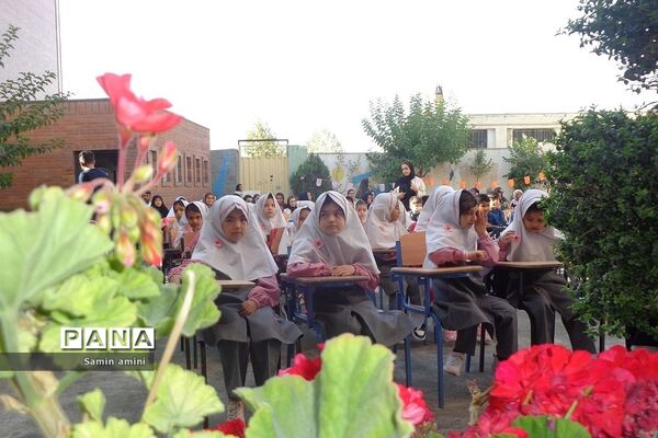 جشن شکوفه‌ها در مدارس رودهن