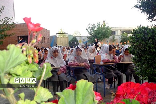جشن شکوفه‌ها در مدارس رودهن