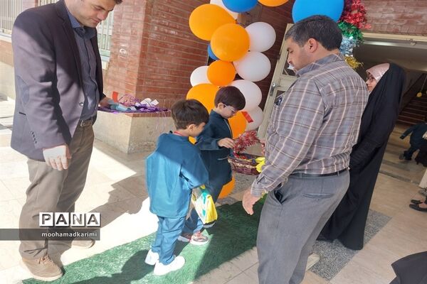 جشن شکوفه‌ها در مدرسه ابوعلی‌سینا شهرستان فیروزکوه
