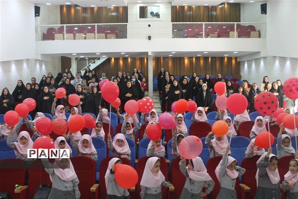 جشن شکوفه‌ها دبستان شهدای نیروگاه در سالن همایش فرهنگسرای نصرت