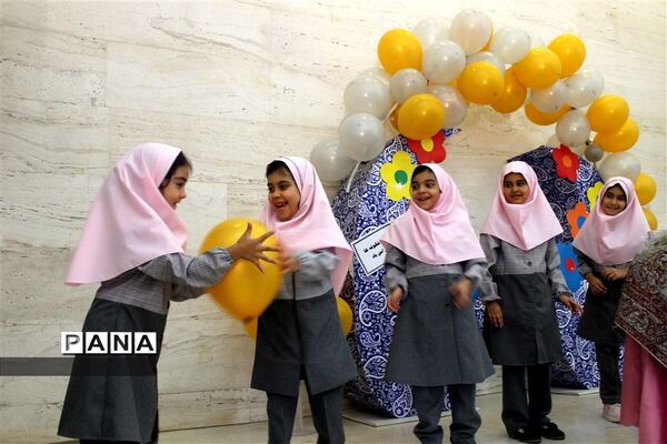 جشن شکوفه‌ها دبستان شهدای نیروگاه در سالن همایش فرهنگسرای نصرت