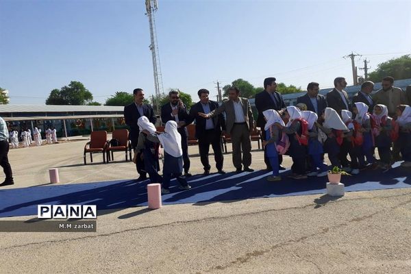 نواختن زنگ آغاز تحصیل شکوفه‌ها در دبستان پروین اعتصامی آبادان