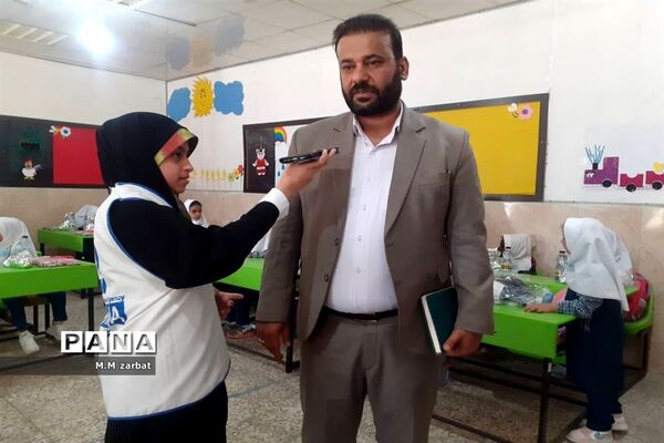 نواختن زنگ آغاز تحصیل شکوفه‌ها در دبستان پروین اعتصامی آبادان