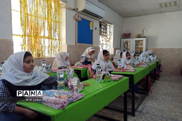نواختن زنگ آغاز تحصیل شکوفه‌ها در دبستان پروین اعتصامی آبادان
