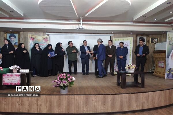 مراسم تقدیر از دانش‌آموزان، معلمان  و معلمان بازنشسته برتر دبیرستان شهید کهن شهرستان‌قدس