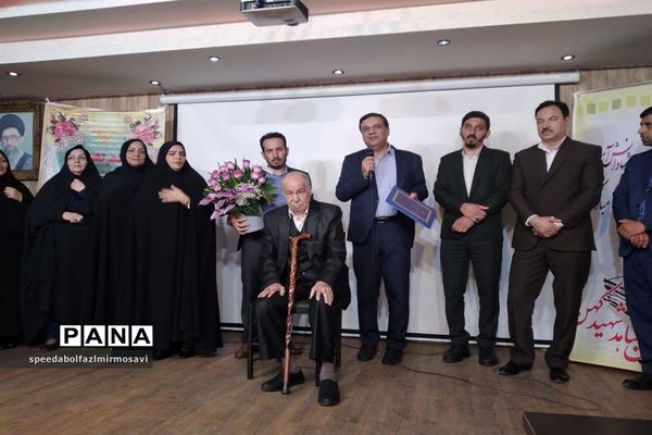 مراسم تقدیر از دانش‌آموزان، معلمان  و معلمان بازنشسته برتر دبیرستان شهید کهن شهرستان‌قدس