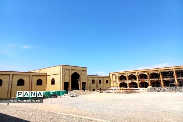 بازدید امام جمعه و مدیر آموزش و پرورش مهریز از مدرسه امام صادق(ع)