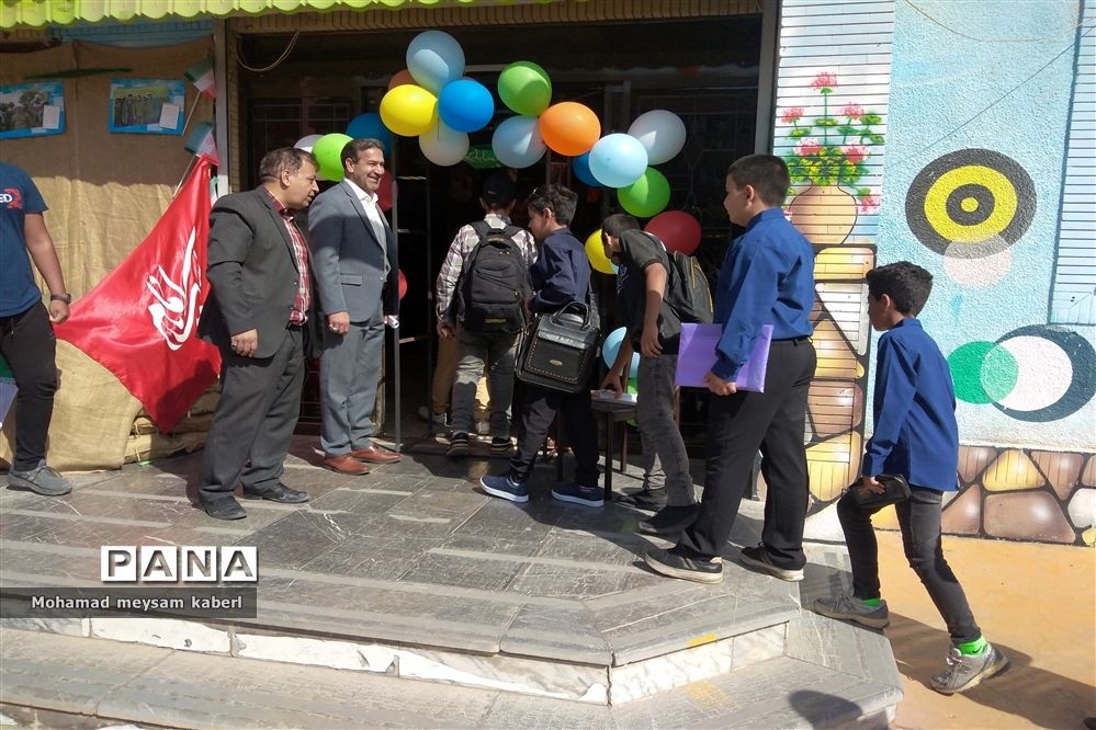 نواخته شدن زنگ جوانه‌ها و استشمام بوی ماه مهر در دبیرستان سرآمد ناصر