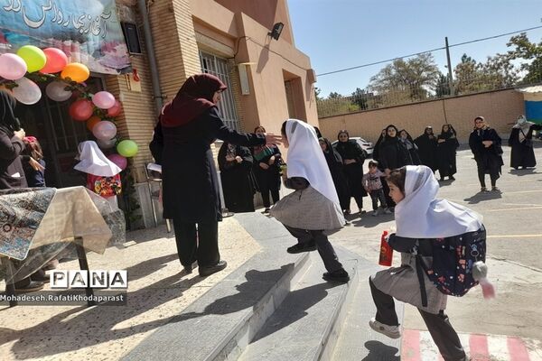 جشن شکوفه‌ها در دبستان دخترانه شادروان سمانه بنی هاشم