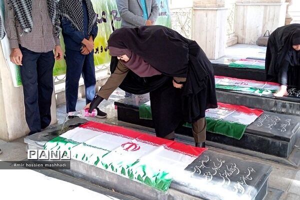 غبارروبی مزار شهدا توسط کارکنان آموزش و پرورش رودهن