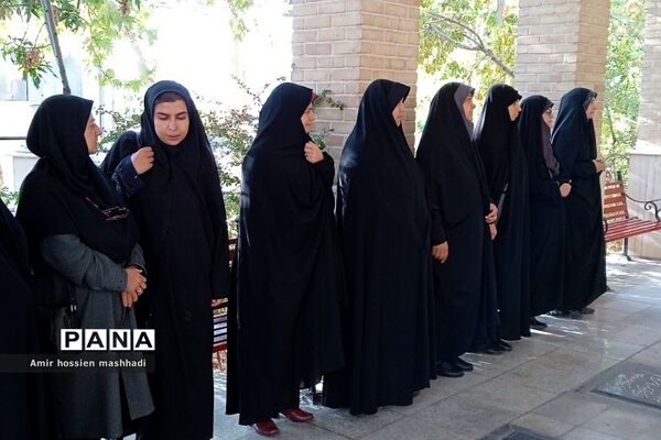 غبارروبی مزار شهدا توسط کارکنان آموزش و پرورش رودهن