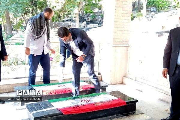 غبارروبی مزار شهدا توسط کارکنان آموزش و پرورش رودهن