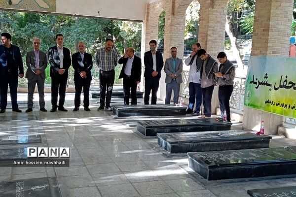 غبارروبی مزار شهدا توسط کارکنان آموزش و پرورش رودهن